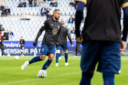 Malmö FFs Isaac Kiese Thelin på uppvärmningen