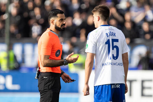 Domare Mohammed Al-Hakim i diskussion med IFK Norrköpings