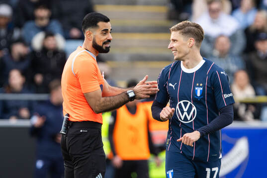 Domare Mohammed Al-Hakim och Malmö FFs Jens Stryger Larsen