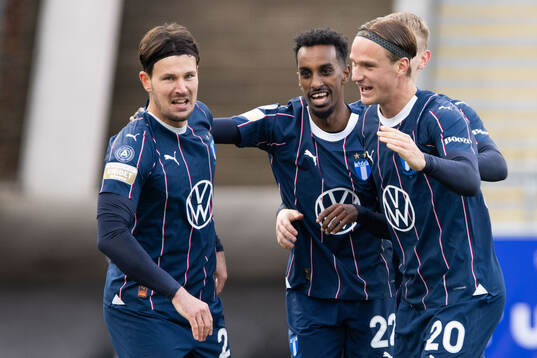 Malmö FFs Stefano Vecchia jublar med Taha Ali och Erik