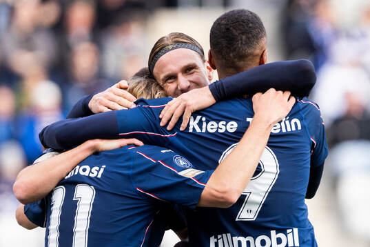 Malmö FFs Erik Botheim jublar med Sebastian Nanasi och