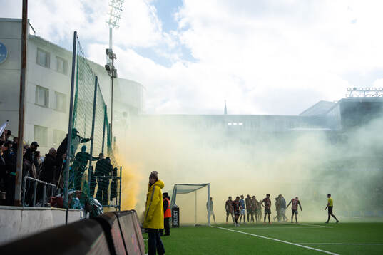 Matchen avbruten på grund av rök orsakad av  pyroteknik