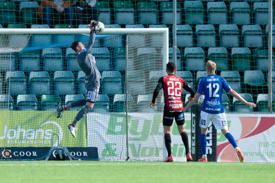 GIF Sundsvalls målvakt Jonas Olsson räddar