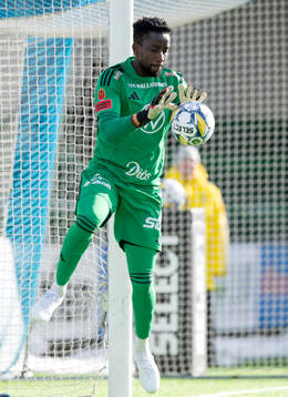 Östersunds målvakt Arnold Otieno