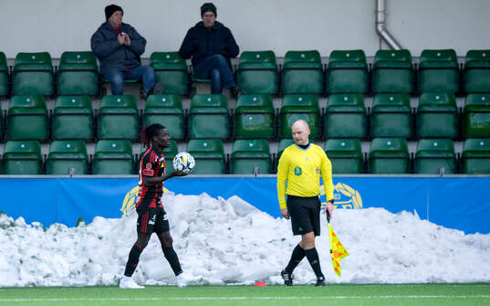Östersunds Yannick Armel Assiedou Adjoumani med snö i