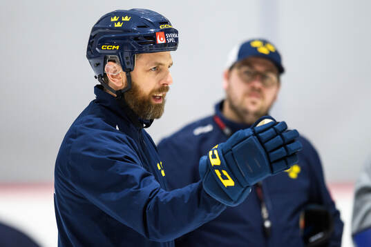Head coach Ulf Lundberg of Sweden at a practice session
