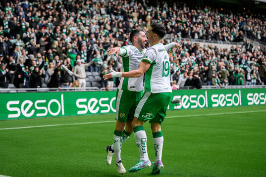 Hammarbys Nahir Besara och Deniz Gul jublar