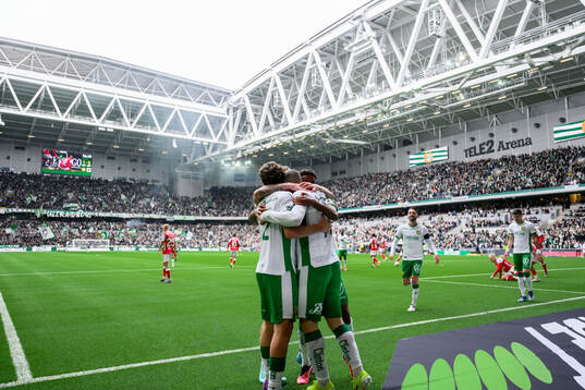Hammarbys Oscar Johansson Schellhas jublar med lagkamrater