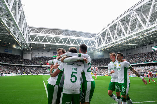 Hammarbys Oscar Johansson Schellhas jublar med lagkamrater