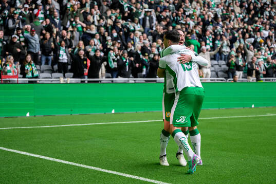 Hammarbys Nahir Besara och Deniz Gul jublar