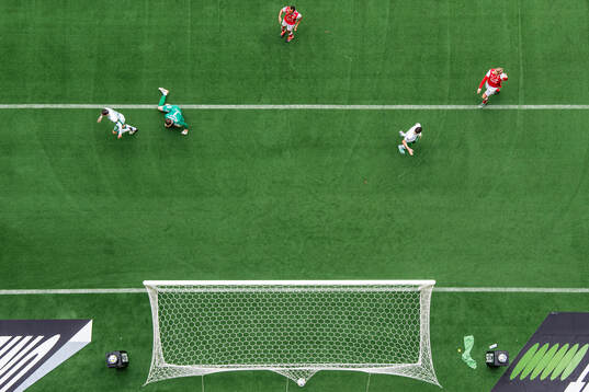 Hammarbys Nahir Besara gör 1-0 bakom Kalmars målvakt
