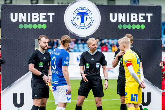 Trelleborgs Charlie Weberg och Domare Tess Olofsson och IK
