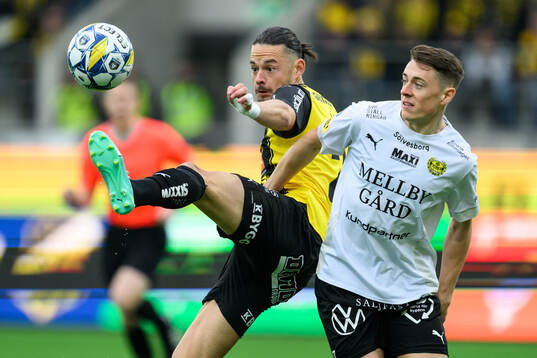 Häckens Amor Layouni och Mjällbys Elliot Stroud