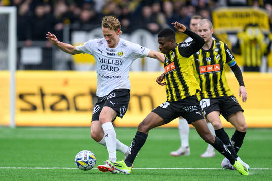 Mjällbys Alexander Johansson och Häckens Akoua Romeo Amane