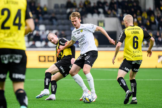 Häckens Simon Gustafson och Mjällbys Alexander Johansson
