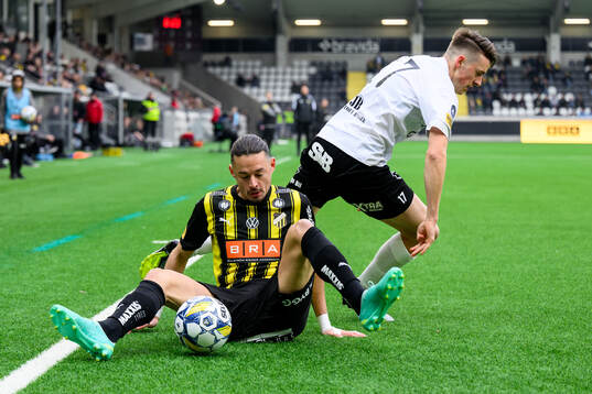 Häckens Amor Layouni och Mjällbys Elliot Stroud