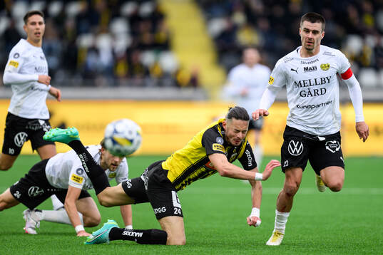 Mjällbys Tom Pettersson och Jesper Gustavsson mot Häckens