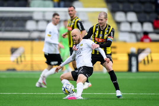 Mjällbys Viktor Gustafson och Häckens Simon Gustafson