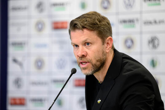 Häckens tränare Pål Arne Johansen på presskonferensen