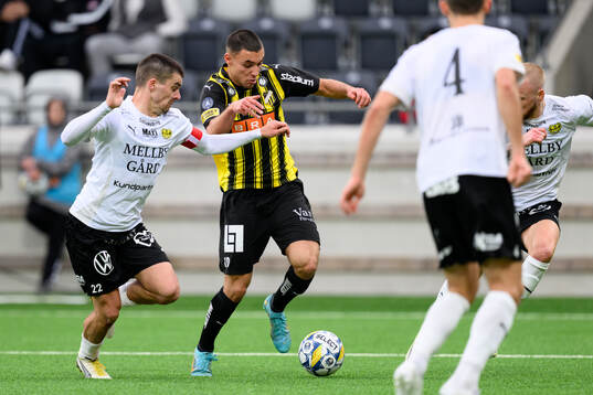 Mjällbys Jesper Gustavsson och Häckens Ali Youssef