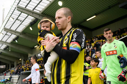 Häckens Simon Gustafson går in på arenan med sin dotter