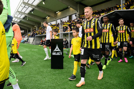 Häckens Mikkel Rygaard Jensen går in på arenan