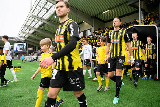 Häckens Adam Lundkvist och Amor Layouni går in på arenan