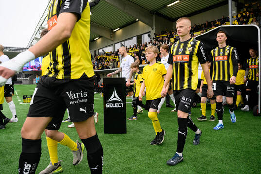 Häckens Axel Lindahl går in på arenan