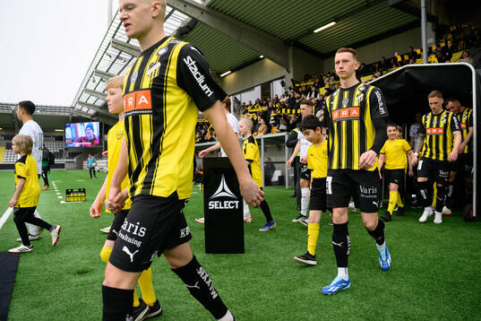 Häckens Julius Lindberg går in på arenan
