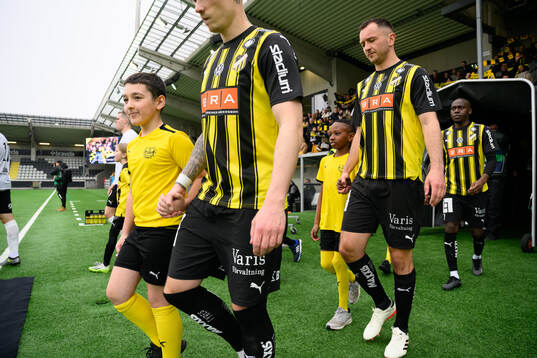 Häckens Even Hovland går in på arenan