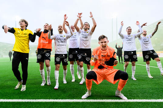 Mjällbys målvakt Noel Törnqvist jublar med lagkamraterna
