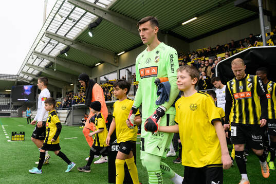 Häckens målvakt Andreas Linde går in på arenan med sin