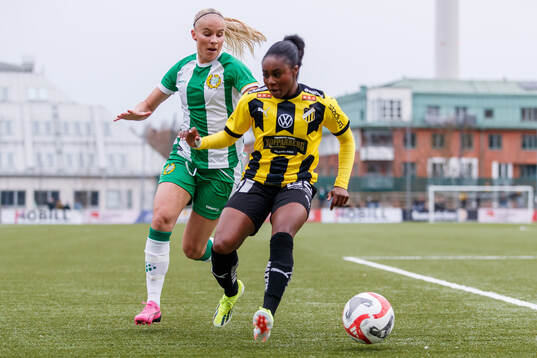 Hammarbys Stina Lennartsson och Häckens Monica Jusu Bah