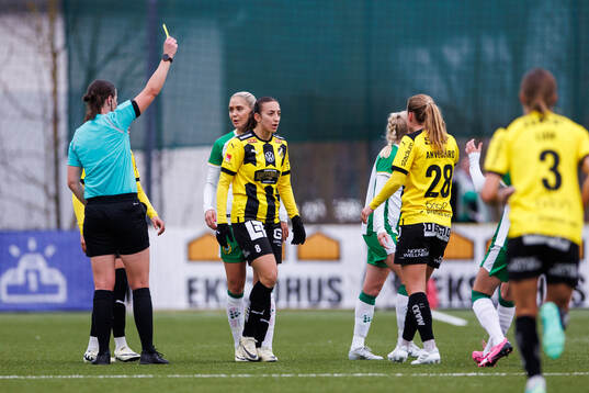 Häckens Rusul Rosa Kafaji får ett gult kort
