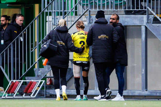 Häckens Aivi Luik lämnar med en skada