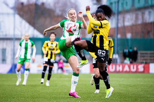 Hammarbys Stina Lennartsson och Häckens Monica Jusu Bah
