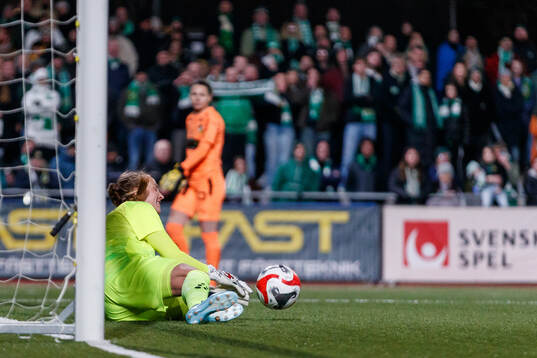 Hammarbys målvakt Anna Tamminen räddar en straffspark