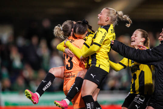 Häckens målvakt Jennifer Falk jublar med lagkamrater