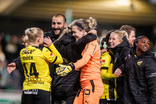 Häckens tränare Mak Lind och målvakt Jennifer Falk jublar