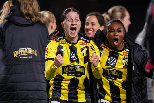 Häckens Ruby Grant och Monica Jusu Bah jublar