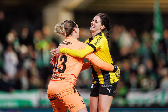 Häckens målvakt Jennifer Falk och Hanna Wijk jublar