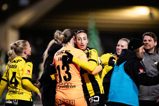 Häckens målvakt Jennifer Falk och Rusul Rosa Kafaji jublar