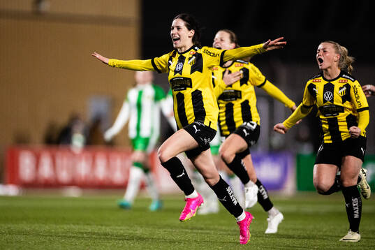 Häckens Clarissa Larisey och Matilda Nildén jublar
