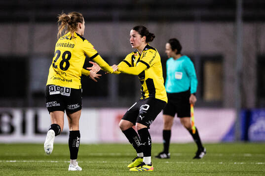 Häckens Anna Anvegård och Hanna Wijk jublar