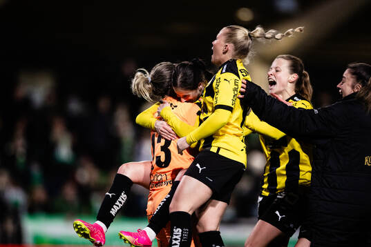 Häckens målvakt Jennifer Falk jublar med Lariseym Matilda