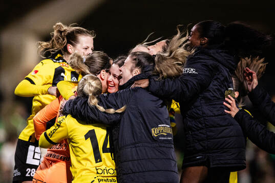 Häckens målvakt Jennifer Falk jublar med lagkamrater