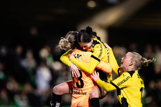Häckens målvakt Jennifer Falk jublar med Clarissa Larisey