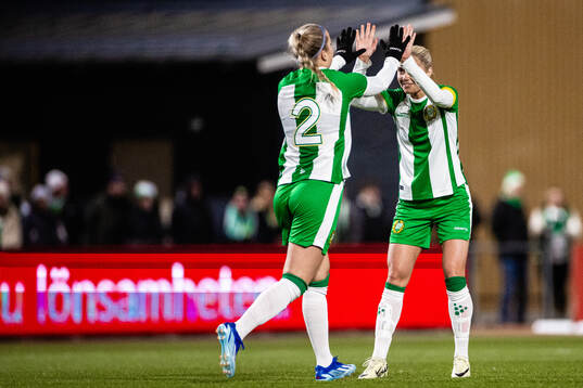 Hammarbys Eva Nyström jublar med Alice Carlsson i