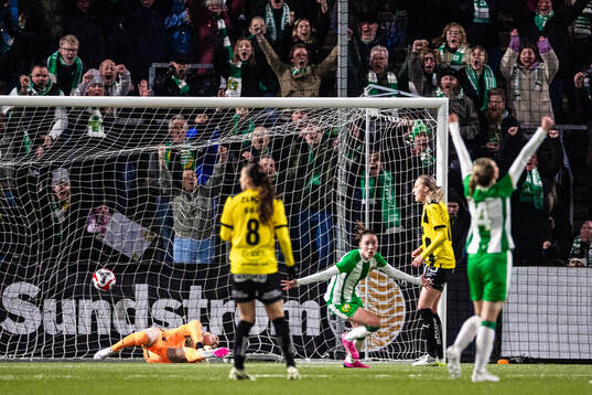 Hammarbys Smilla Vallotto gör 1-0 bakom Häckens målvakt