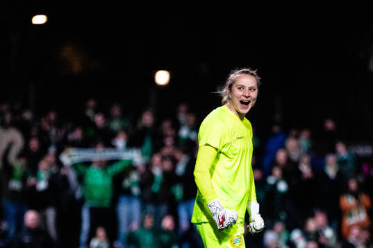 Hammarbys målvakt Anna Tamminen jublar i straffläggningen